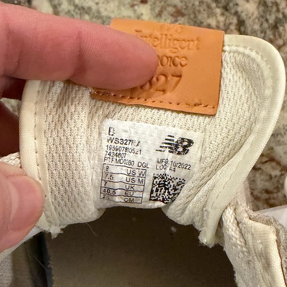 New Balance 327 Sneakers - Picture 5 of 9